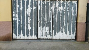Puerta galvanizada con pintura saltada
