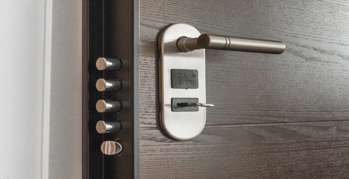 Cómo reforzar la seguridad de las puertas de la casa?