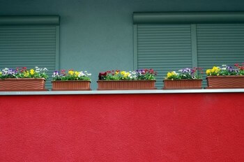 Jardineras con riesgo de caerse en caso de vientos fuertes.