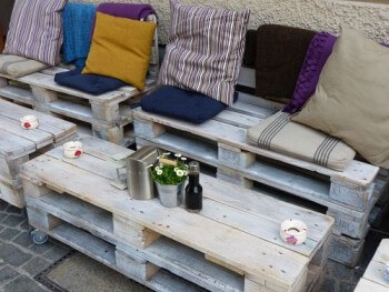 Conjunto de mesa y sofá en una terraza de exterior.