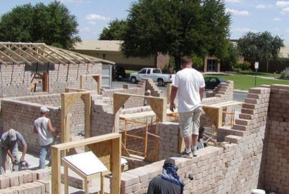 Construcción con bloque de tierra comprimida articulado.