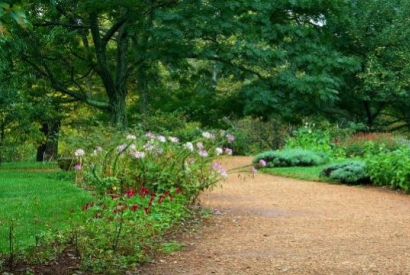 Cómo colocar gravilla en el jardín
