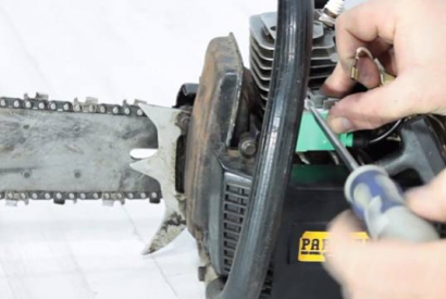 Cambiar bobina y bujía a una motosierra