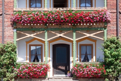 Colocación de tiestos y jardineras en balcones.